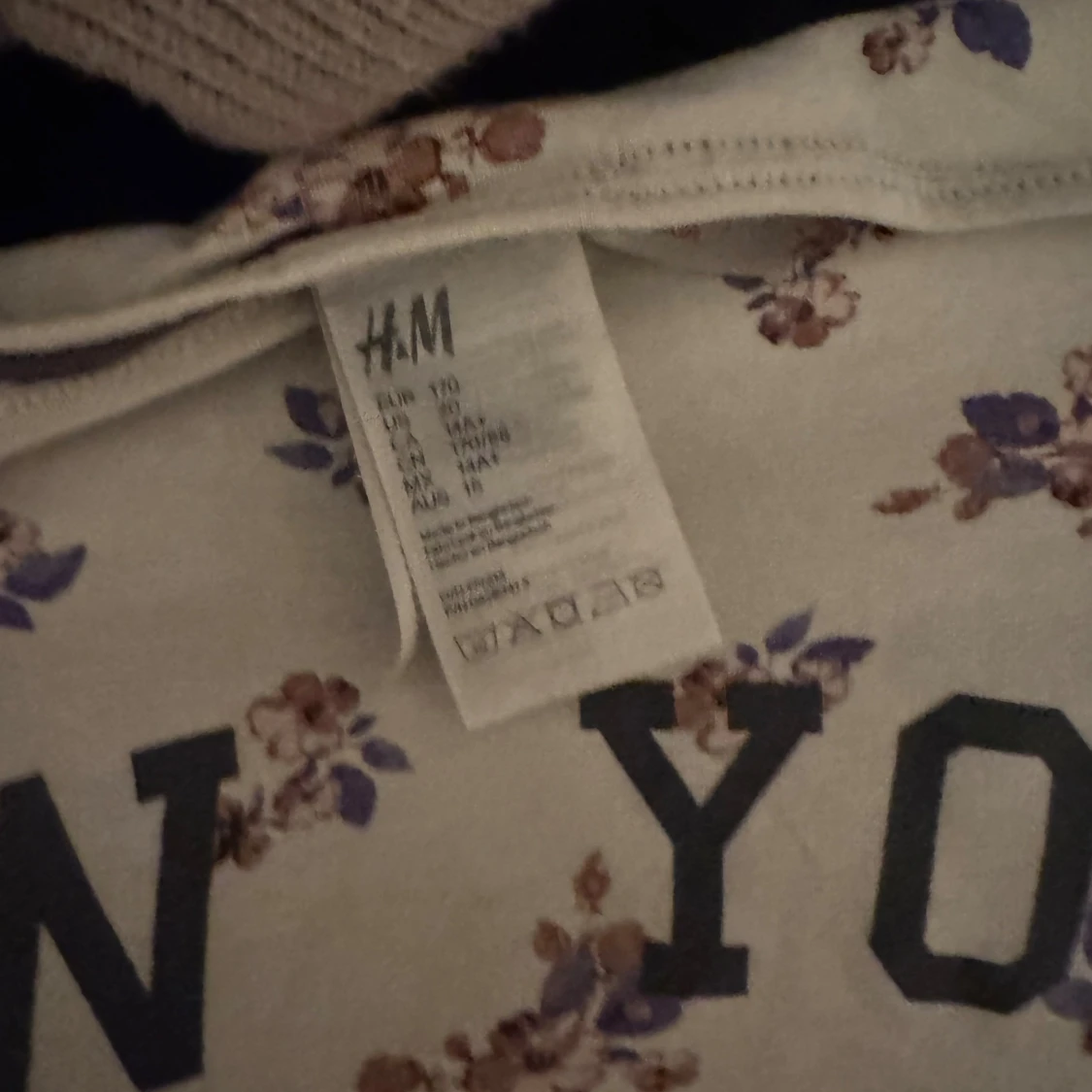 Vit blommig t-shirt från H&M