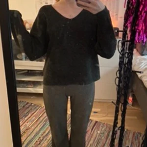 stickad tröja  - Mysig stickad tröja med v-ringning 💕lite smått nopprig, skriv för mer bilder 💕