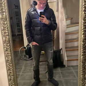 Marinblå pufferjacka från Save The Duck - Säljer en marinblå pufferjacka från Save The Duck i storlek S. Jackan är lätt, har huva och dragkedja framtill samt två sidofickor med dragkedja. Tillverkad i syntetmaterial och är helt animal free. Perfekt för kyliga dagar.