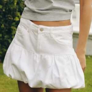 Jeanskjol Zara  - Ballongkjol från Zara jättebra skick sänker pris vid snabb affär ❣️