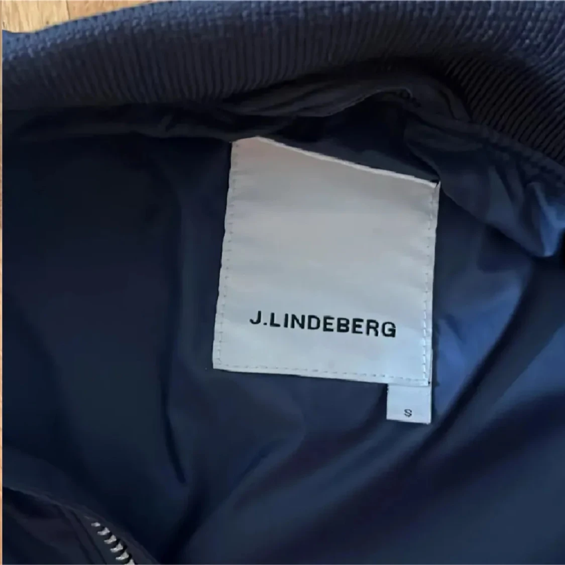 Marinblå bomberjacka från J.Lindeberg - 1