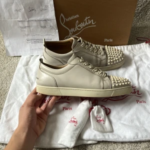 Christian Louboutin  - Hej! Säljer dessa Christian Louboutin skor i färgen Off white-Ivory (krämvita)! Kvitto, box, dustbags, extrasnören i påse, extranitar i påse medföljer vid köp av skorna! Storlek: 43. Mycket fint skick! Som nya. Inga defekter förutom nåt litet märke vid sidan av skon (bild 4). Riktigt bekväma skor och dessa ligger på 10000kr nypris! Skorna är äkta vilket jag står för! Skriv vid minsta intresse av köp eller köp nu 😊Mvh DC 