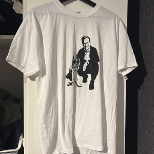 Vit t-shirt med tryck från Fruit of the Loom - Vit t shirt med Ulf Kristersson på. Aldrig använd