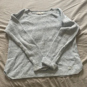 Ljusgrå stickad tröja Iconic Sport M - Säljer en ljusgrå stickad tröja från Iconic Sport i storlek M. Tröjan är ribbstickad, har rund halsringning och långa ärmar. Tillverkad i 100% bomull vilket gör den både mjuk och skön. Perfekt för lager-på-lager under kyliga dagar.