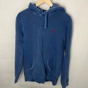 Ralph Lauren Hoodie - Riktigt soft Ralph Lauren Hoodie, storlek S. Modellen är 185. Riktigt fint skick