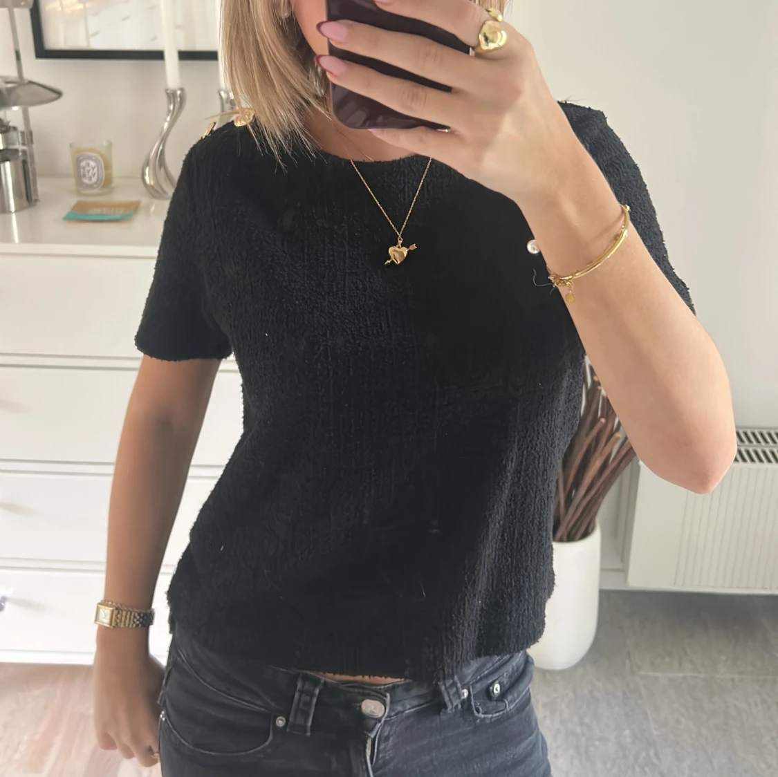 Svart topp med guldknappar från H&M