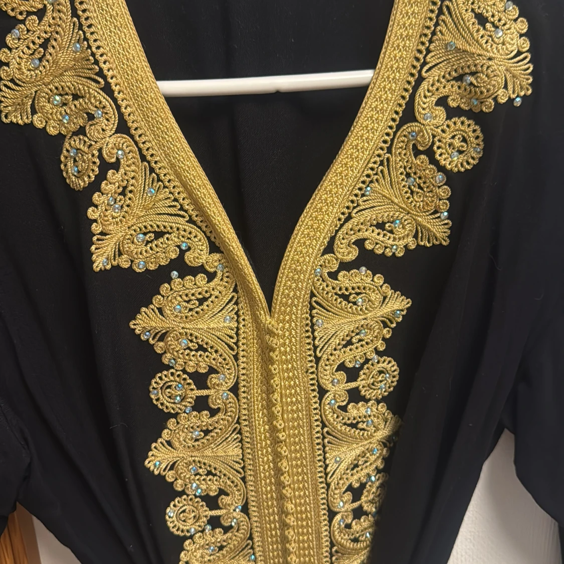 Svart långklänning med guld brodyr - 2