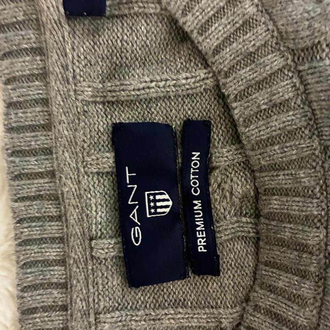 Grå kabelstickad tröja från Gant - 2