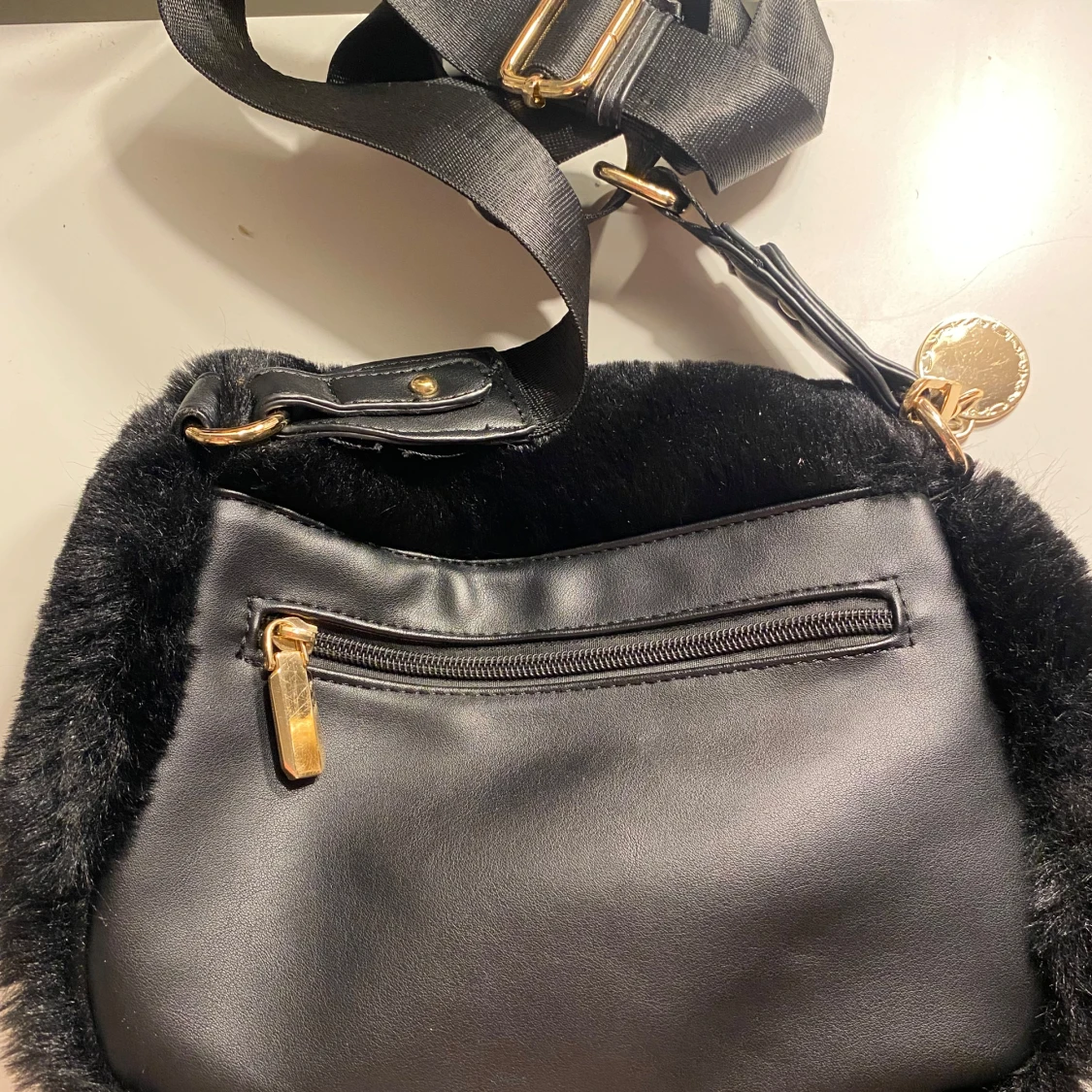 Svart axelväska med pälsdetaljer - 2