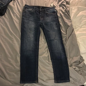 Blåa jeans  - Från jacka med Jones, Mike tapered for 30/30. Nypris ca 800 säljer för 199kr! Mycket bra skick bara att de blivit små!