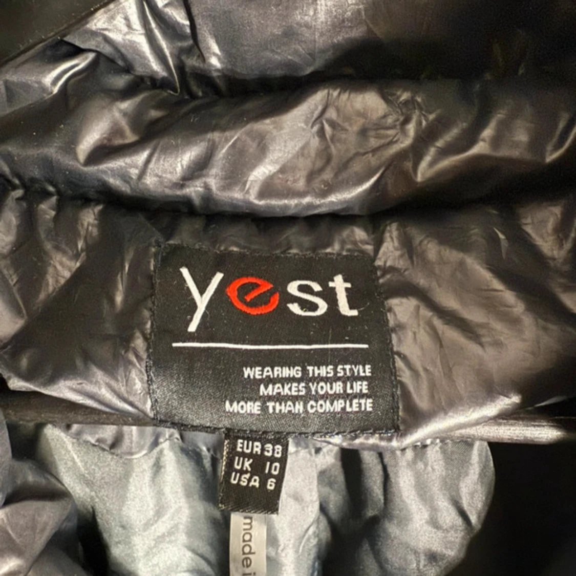 Svart lång dunjacka från Yest - 1