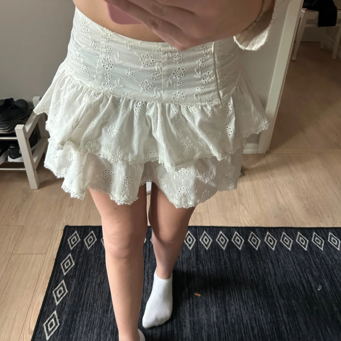 Vit volangkjol med broderade blommor - 1