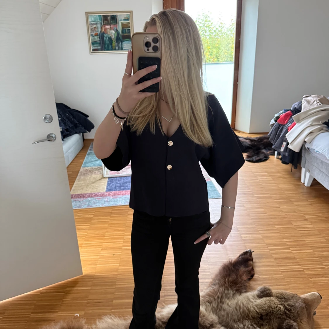 mörk blå blus med v-ringning och knappar