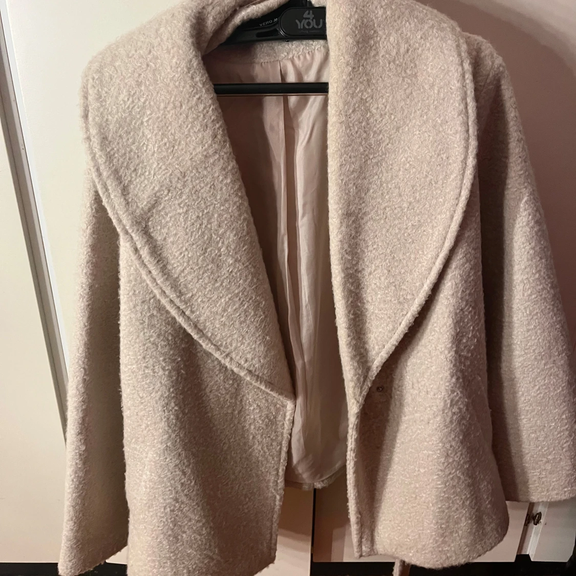 Beige teddyjacka med bälte från Vera moda