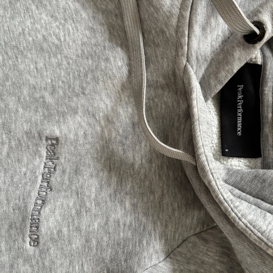 Grå hoodie från Peak Performance - 2
