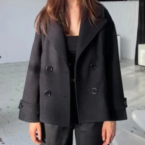 Svart kappa - Säljer min design by si kappa. Den är i fint skick men lite nopprig!