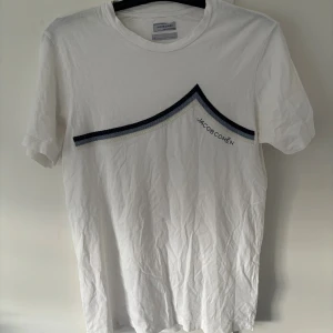 Jacob Cohen t-shirt - Vit snygg Jacob Cohen t-shirt som passar till allt i storlek M. Väldigt populär och eftertraktad unik t-shirt! Inga hål eller fläckar. Skicket är i princip nytt då den knappt blivit använd.