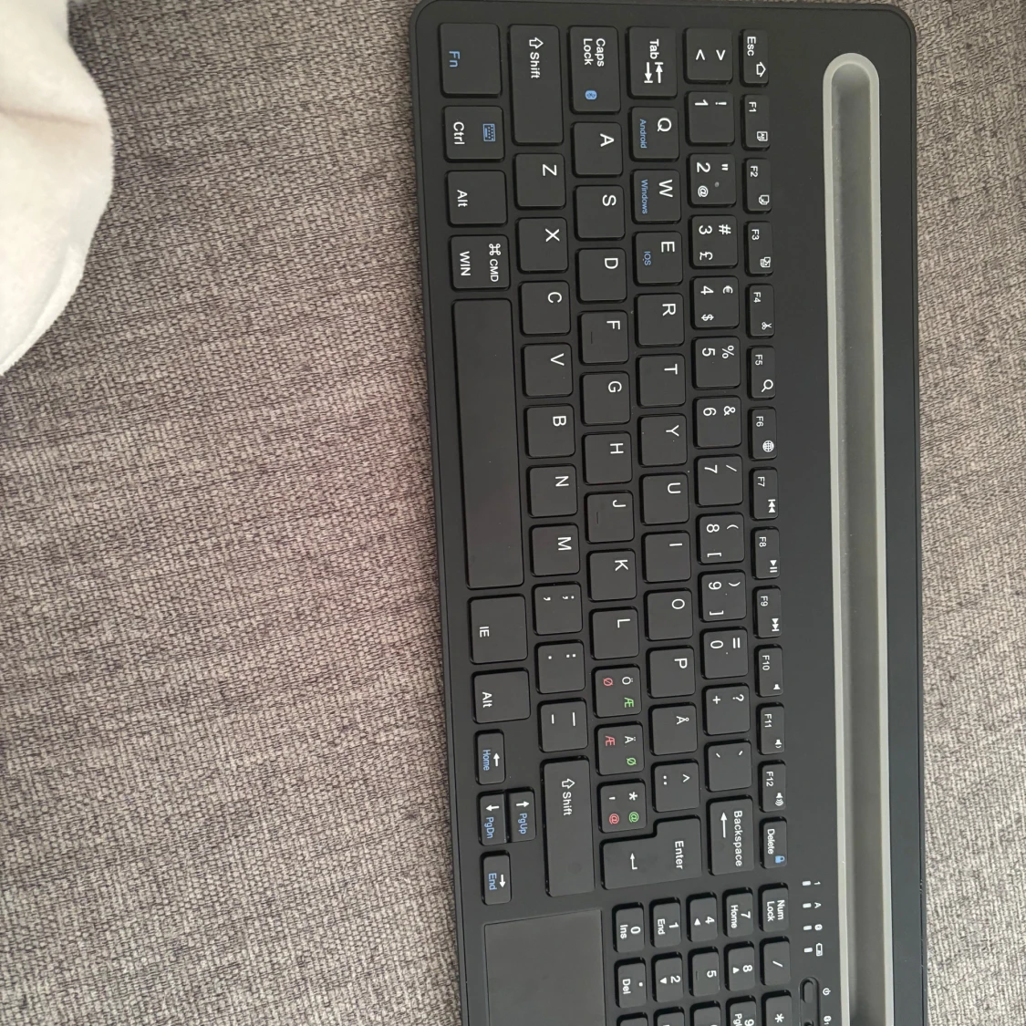 Bluetooth tangentbord med mousepad