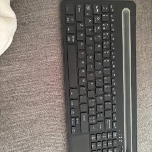 Bluetooth tangentbord med mousepad - Knappt använt bluetooth tangentbord med mousepad. Slim modell med ställ för iPad/ tablet