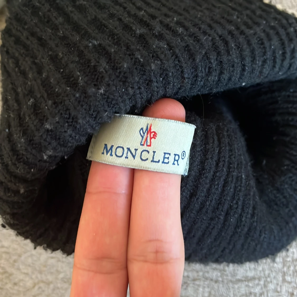 Svart ribbstickad mössa från Moncler - 2
