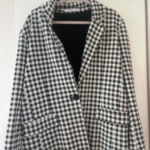 Rutig blazer - Blazer ifrån mango, ny skick, sitter lite oversized på mig som S