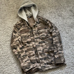 Camoflauge jacka med luva - Säljer en riktigt snygg jacka med luva i camoflauge mönster. Inga defekter. 9/10 skick. Skriv om du är intresserad! 🙌