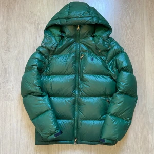 Ralph Lauren jacka grön - Tja, säljer en snygg polo ralph lauren jacka som håller dig varm under den kommande hösten och vintern! Den är knappt använd och har inga defekter förutom lite vattenfläckar som knappt är synliga. Den är självklart äkta och kvitto, påse, låda, klistermärke samt tags tillkommer vid köp. Skriv om du funderar över minsta lilla grej eller har fler frågor! 