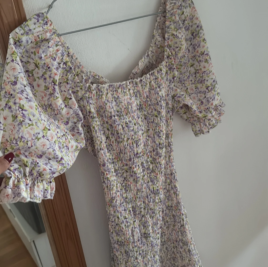 Blommig kortklänning med puffärm - 4