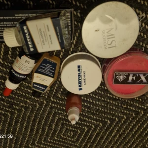 Färgstarka ögonskuggor & specialeffekter - Säljer ett kit med ögonskuggor från Mist Stockholm i rött, grönt, brunt och gult, samt specialeffektsvax och färg från Kryolan och Diamond FX. Perfekt för kreativa sminkningar och SFX. Innehåller både kräm- och puderprodukter i små burkar och flaskor. Fr 50kr/st