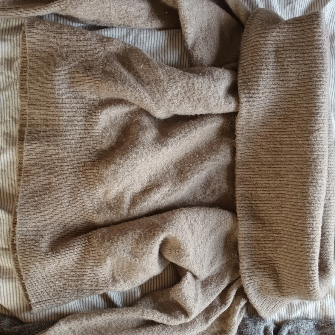 Beige offshoulder tröja - 2