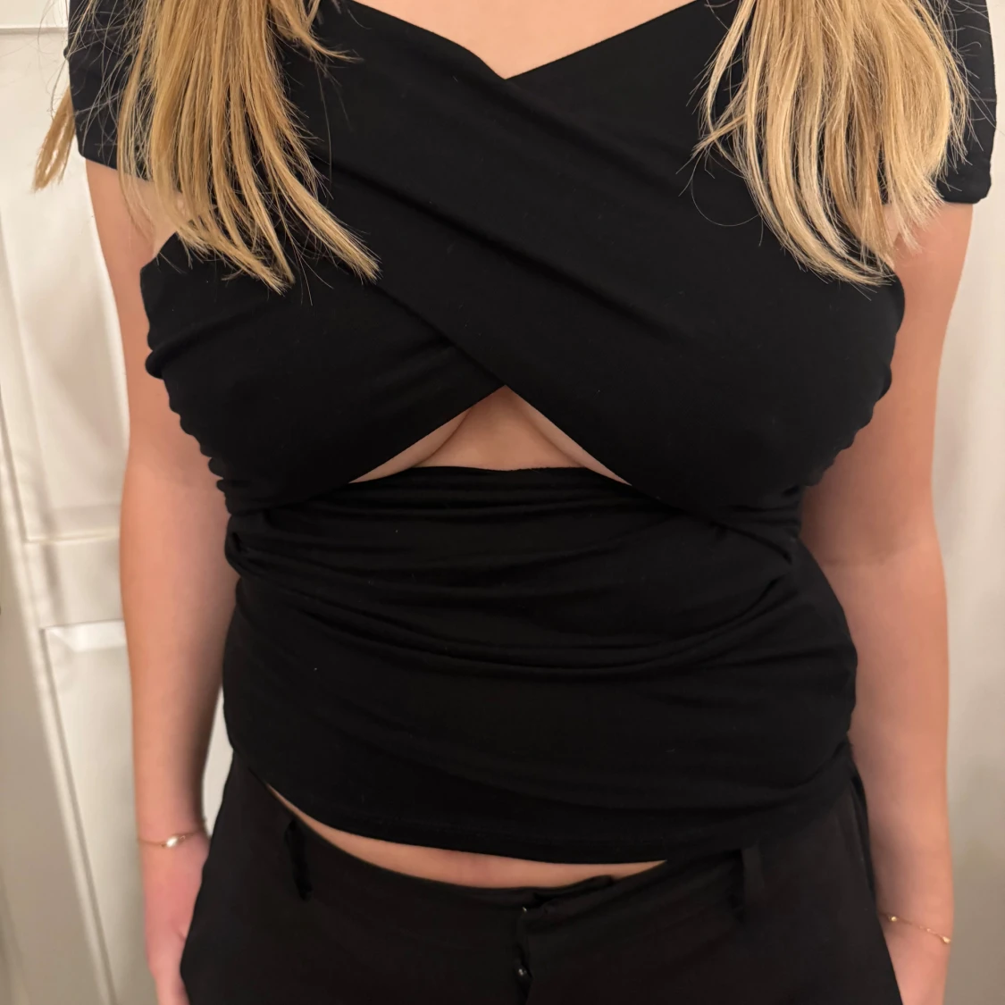 Svart omlott croppad topp - 1