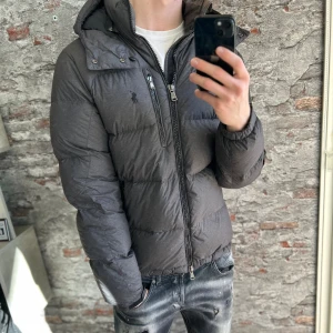 Ralph Lauren jacka - Mycket fint skick, lite lätt fläckig på vänster arm, be om bild vi osäkerhet. Storlek M/175cm passar dig som är mellan 175-185cm ungefär. Nypris ca 4000kr. Modellen är 185 cm, 79 kg. Passar bra nu till vintern. Skriv för mer information!🤝