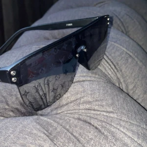 Letar du efter solglasögon  - Letar du efter solglasögon varmt välkommen här är några feta solglasögon som kan passa inför resor sommaren 