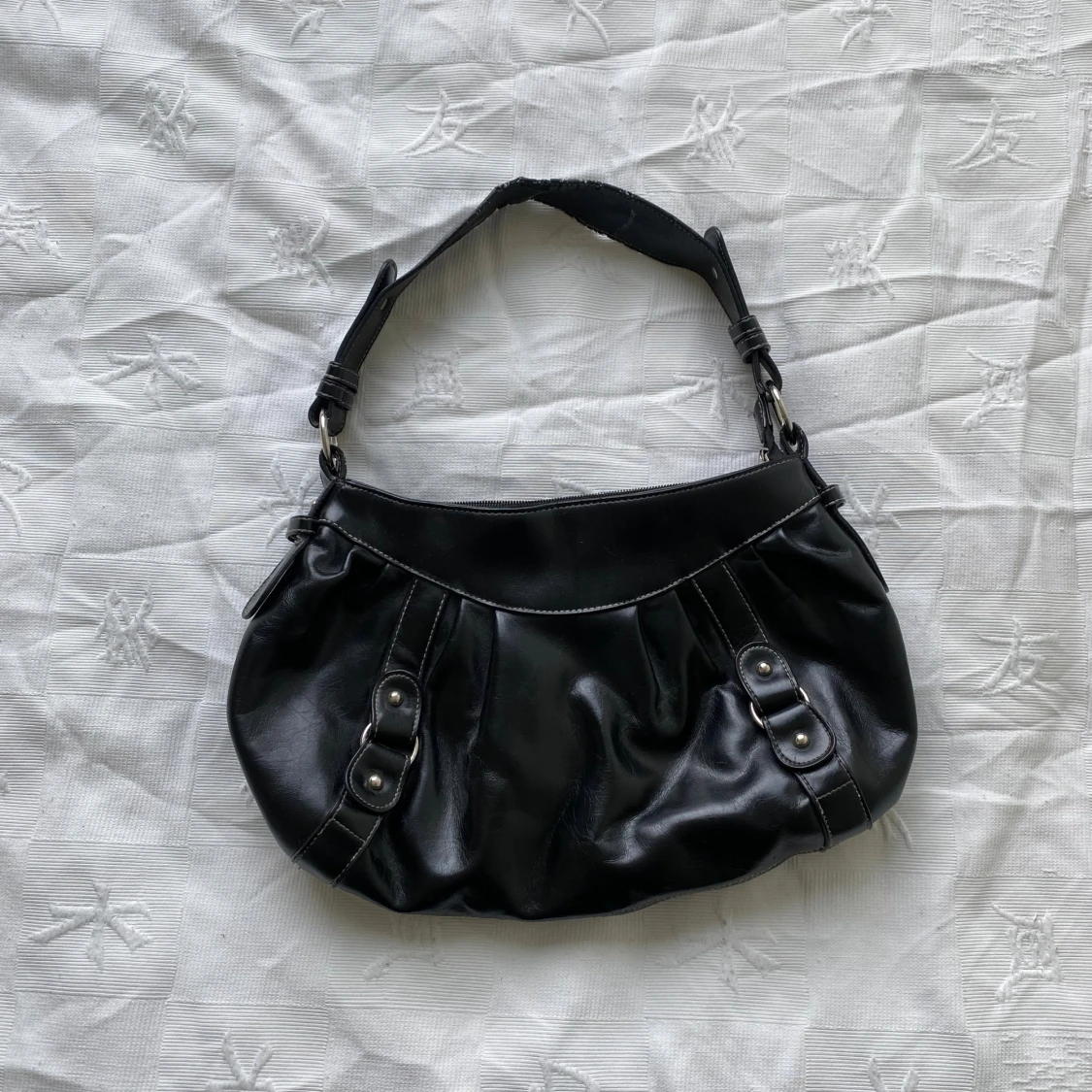 Svart axelväska i skinn med detaljer - 1