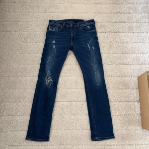 Diesel jeans - Snygga Diesel jeans med najs slitningar i storlek w30 L30 men dom är långa i storlek så sitter som 30/32 Bra skick med små tecken på använding. Hör av er vid fler frågor🙌🙌