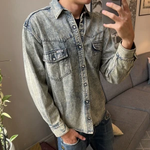 Overshirt/Jeansjacka  - Unik och stilren. Bra skick skriv vid fundering ✌️