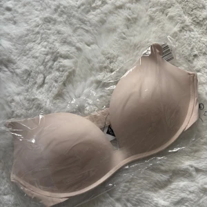 Beige bh  från Intimissimi (virala gioia) - Säljer en beige bh från Intimissimi, designad i Italien. BH:N är slät, enkel och tillverkad i ett mjukt, stretchigt material. Perfekt under ljusa plagg för en clean look. Aldrig använd och i sin orginalförpackning. Storlek 85C