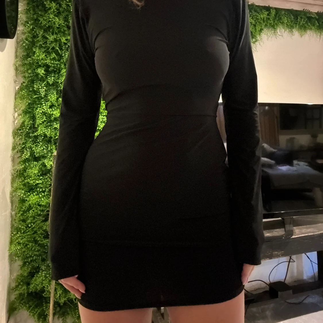 Svart tight miniklänning med öppen rygg - 2