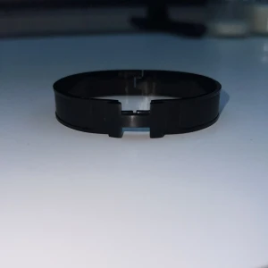 Svart armband i metall - Snyggt svart armband  med den ikoniska H-detaljen framtill. Armbandet är i blank metall och har en stilren, modern design som passar perfekt till din outfit. Enkel att öppna och stänga med H-låset. Perfekt accessoar för dig som gillar exklusiva märken.