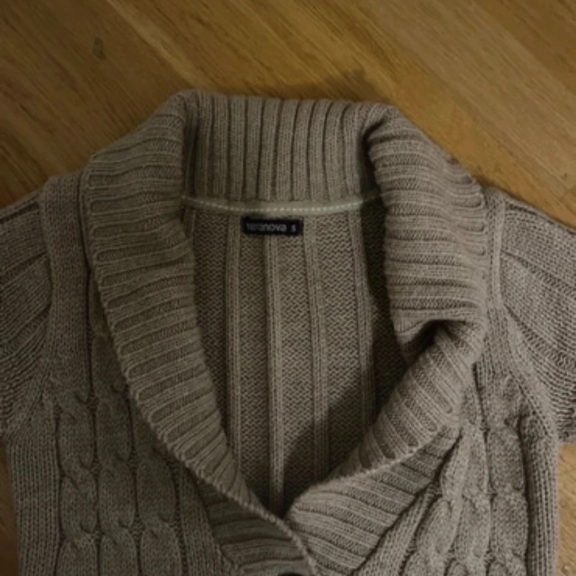 Kortärmad stickad kofta - 1