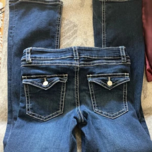 Mörkblå bootcut jeans  - Snygga mörkblå bootcut jeans från Gina tricot. Använd fåtal gånger och är i nytt skick.  Innerbenslängd- 39 cm midjemått-76cm 