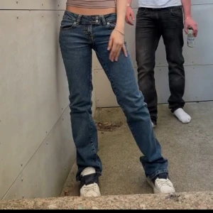 Blå bootcut jeans - Lågmidjade Blå jeans från lager, skitsnygga men kommer inte till användning. Använda 3 gånger. Snygg detalj på fickorna där bak också. Köpta för 400kr. Storlek xxs short length. Känns lite stora i storleken, så skulle säga xs i midjan 