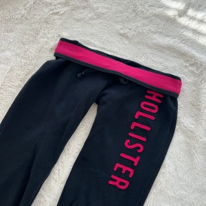 Hollister lågmidjade byxor  - Ett par byxor från Hollister i storlek S. Rakt över midjemått: ca 36cm. Innebenslängd: ca 74cm. Jag fraktar inom 24h. Se liknande plagg i min profil!