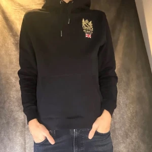 Svart hoodie från Morris med brodyr - Svart hoodie från Morris med riktigt nice passform. Perfekt till de kommande kallare dagar. Nypris ca: 2000 mitt pris: 549