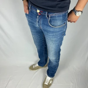 Jacob Cohën 688 - Jacob Cohën jeans med schyssta slitningar av modellen 688. Skicket på jeansen är väldigt bra, förutom ett litet hål i ena fickan. Retail pris: cirka 4500kr. Modellen är 185cm och väger 80kg.  Mått: 100x45 (Ytterben + midja). Hör av dig vid frågor eller funderingar!