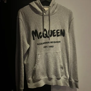 Alexander Mqueen Hoodie - Super fin hoodie från Alexander Mqueen. Storlek M. Tröjan är i superfint skick och har inga skador. Skriv om något undras!