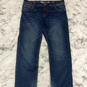 Mörkblå jeans från Kappahl - Mörkblå jeans i superkvalitet från Kappahl. Jeansen är otroligt lika Replay jeans. Jeansen har en lite mer skinny passform som ni ser på bilderna. Jeansen har även en bred midja så fungerar till alla. 
