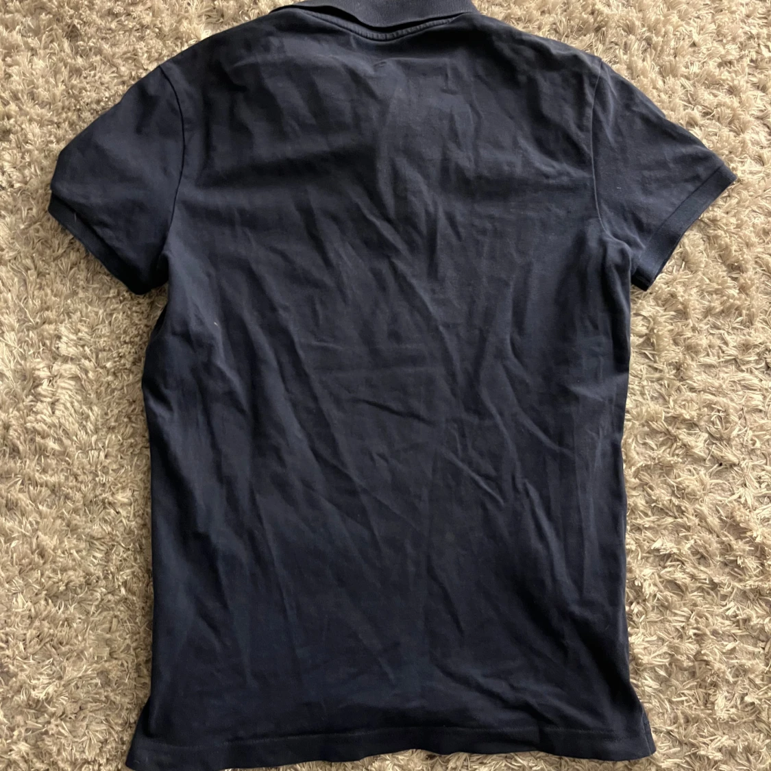 Mörkblå pikétröja från Hollister  - 1