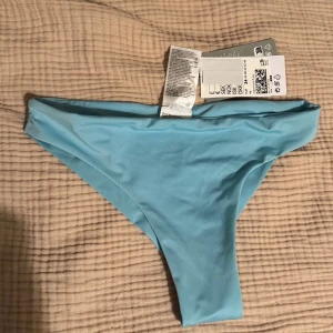 Ljusblå bikiniunderdel från H&M - Snygg ljusblå bikiniunderdel från H&M i klassisk modell. 