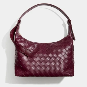 Vinröd väska  - SLUTSÅLD från glitter. Använd ca 3 gånger. Nyskick 